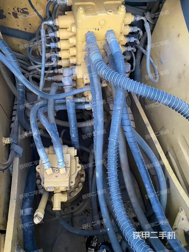 回转马达和主控阀(整机外观) 回转马达和主控阀(整机外观)