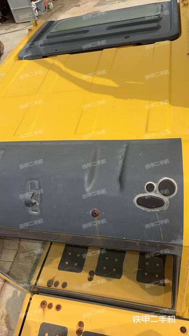 驾驶室顶部(整机外观) 驾驶室顶部(整机外观)