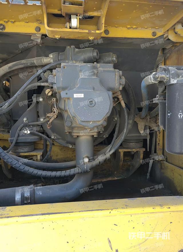 液压泵舱室正面整体(整机外观) 液压泵舱室正面整体(整机外观)