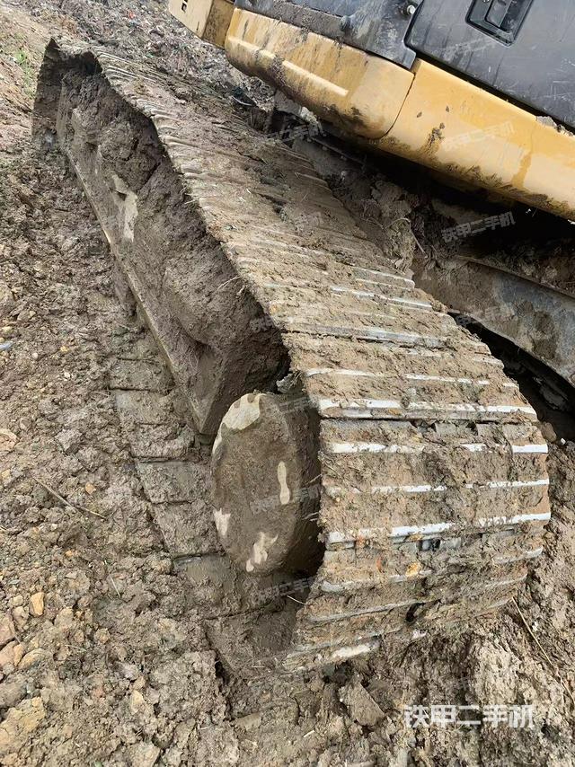 單側(cè)履帶整體(整機(jī)外觀) 單側(cè)履帶整體(整機(jī)外觀)