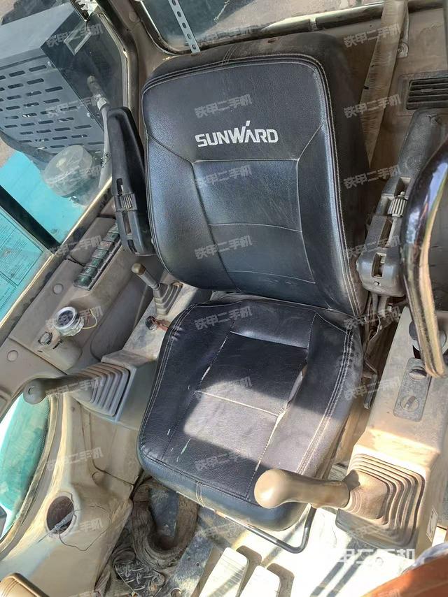 駕駛室整體(整機外觀) 駕駛室整體(整機外觀)