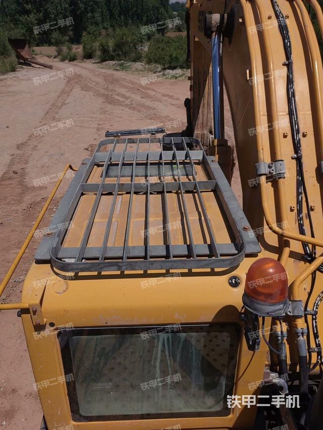 駕駛室頂部(整機(jī)外觀) 駕駛室頂部(整機(jī)外觀)