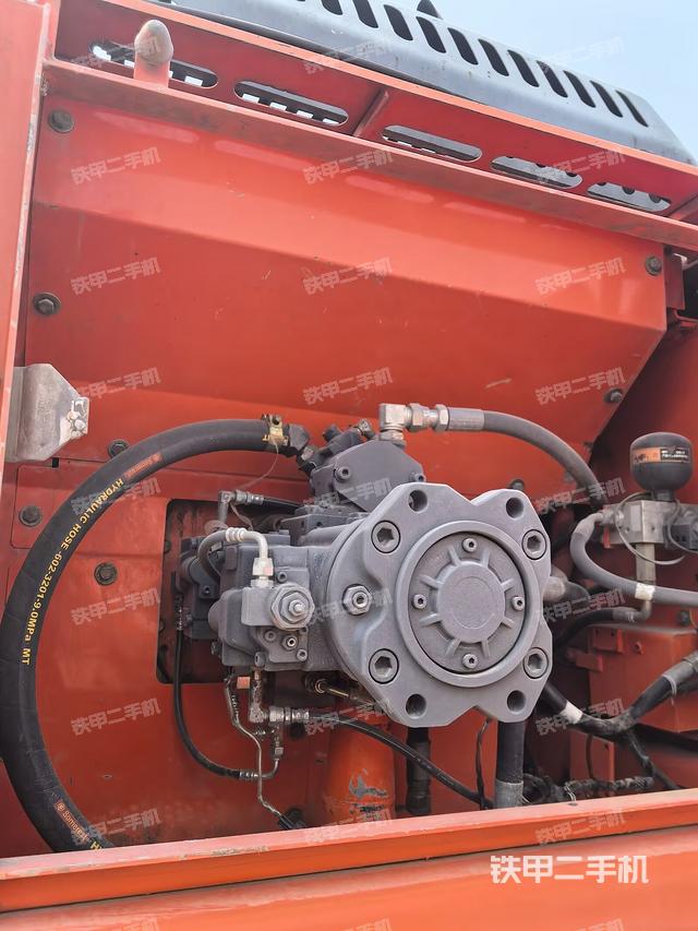 液压泵舱室正面整体(整机外观) 液压泵舱室正面整体(整机外观)