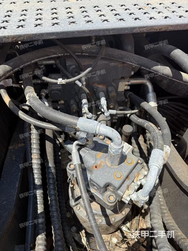 回转马达和主控阀（整机外观）