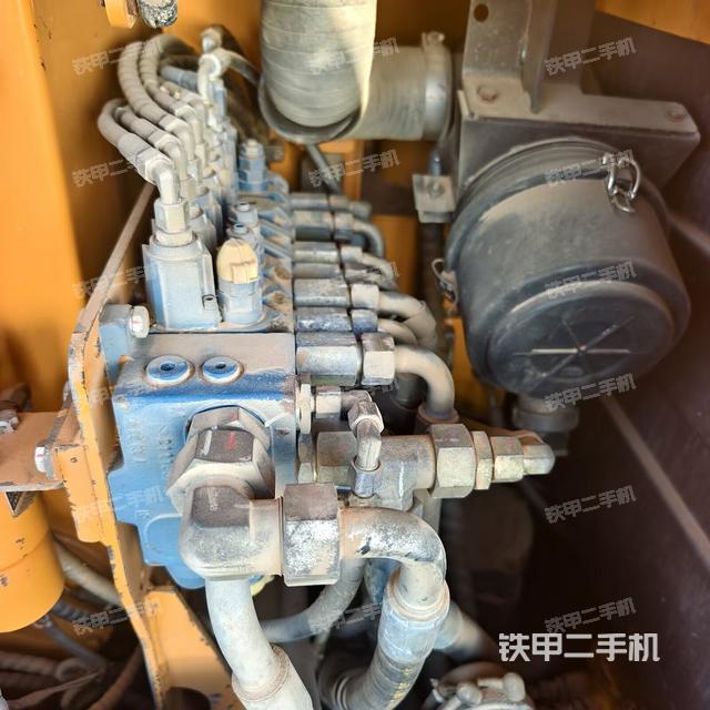 回轉馬達和主控閥(整機外觀) 回轉馬達和主控閥(整機外觀)