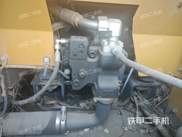 液压泵舱室正面整体（整机外观）