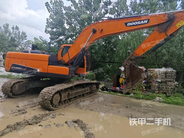 駕駛室整體(整機(jī)外觀) 駕駛室整體(整機(jī)外觀)