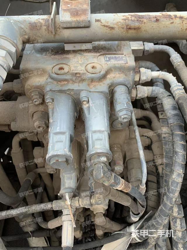 回轉(zhuǎn)馬達(dá)和主控閥（整機(jī)外觀）