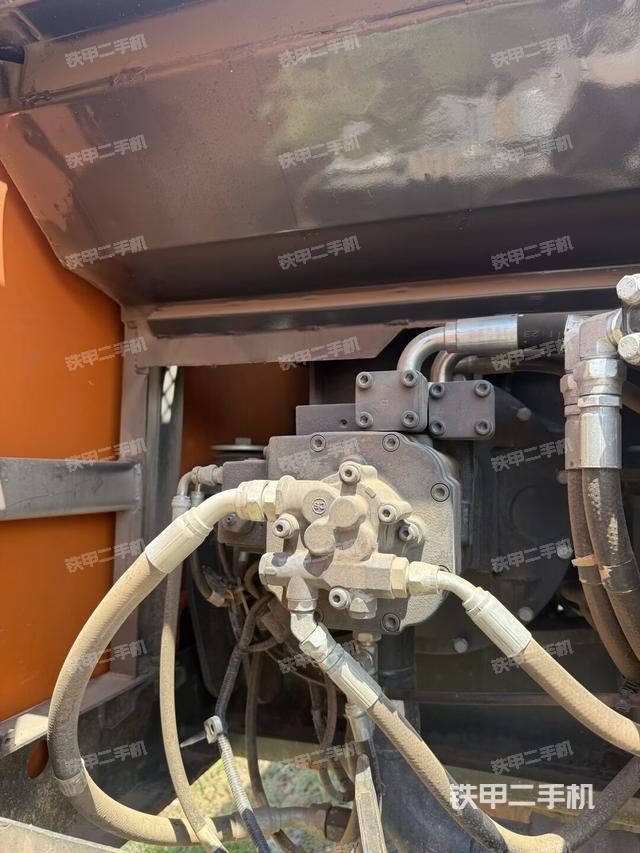 液压泵舱室正面整体（整机外观）