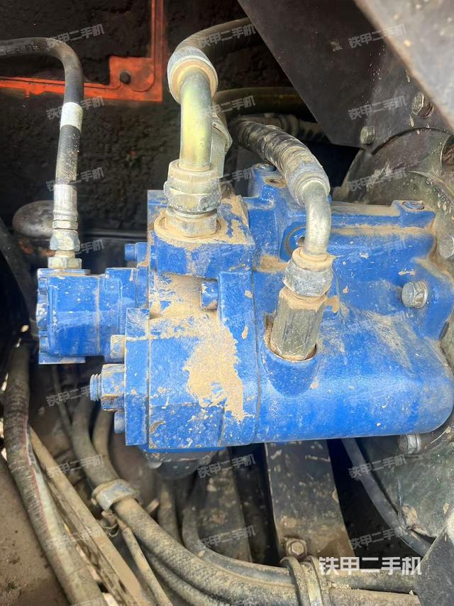 液压泵舱室正面整体(整机外观) 液压泵舱室正面整体(整机外观)