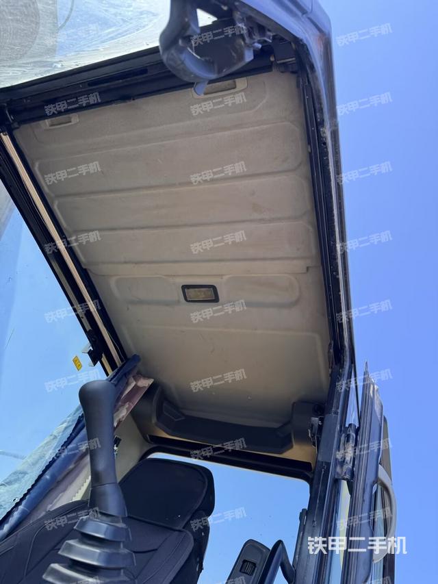 行走控制手柄和踏板 俯拍（驾驶室部分）