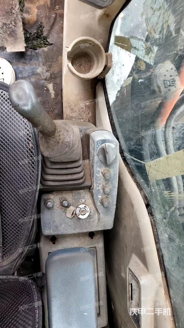 右侧玻璃角标(驾驶室部分) 右侧玻璃角标(驾驶室部分)