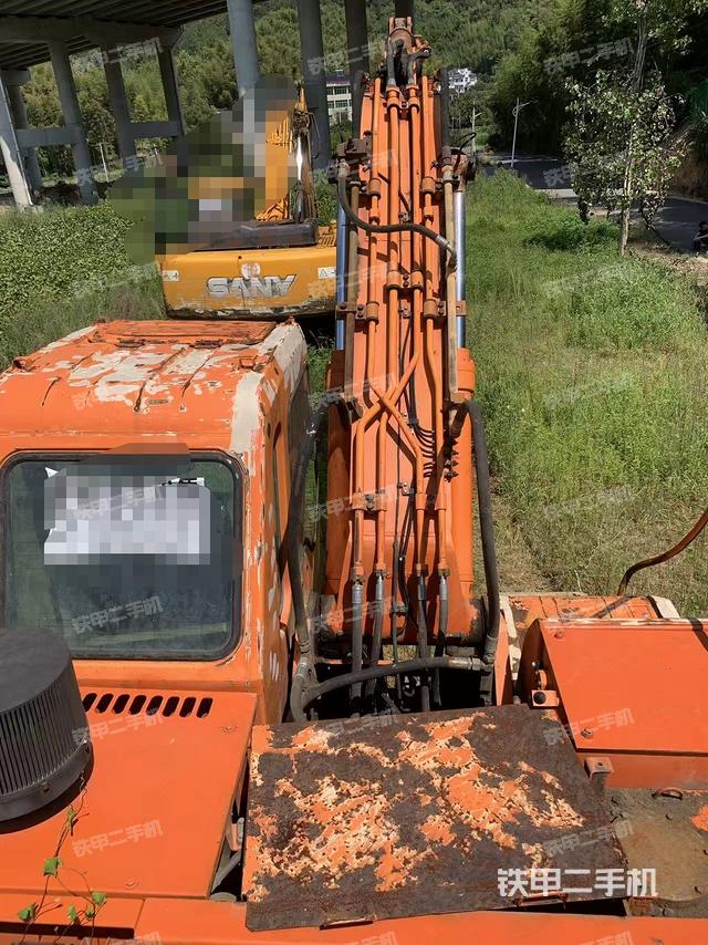 驾驶室顶部(整机外观) 驾驶室顶部(整机外观)