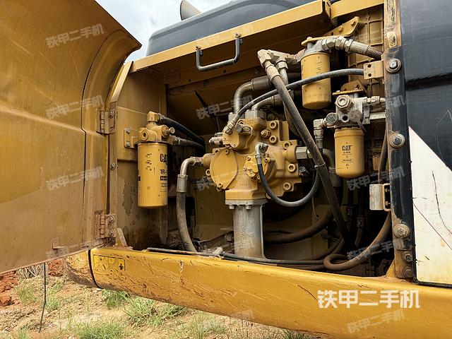 液壓泵艙室正面整體(整機外觀) 液壓泵艙室正面整體(整機外觀)