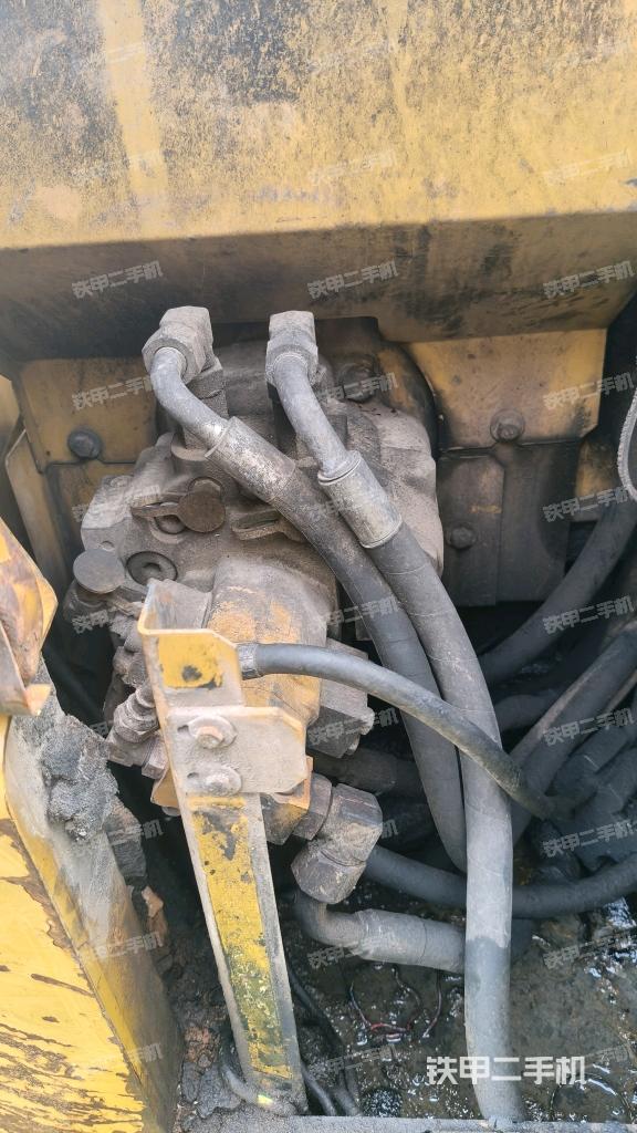 液压泵舱室正面整体(整机外观) 液压泵舱室正面整体(整机外观)