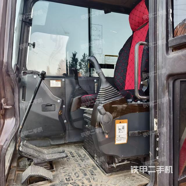 駕駛室頂部(整機外觀) 駕駛室頂部(整機外觀)