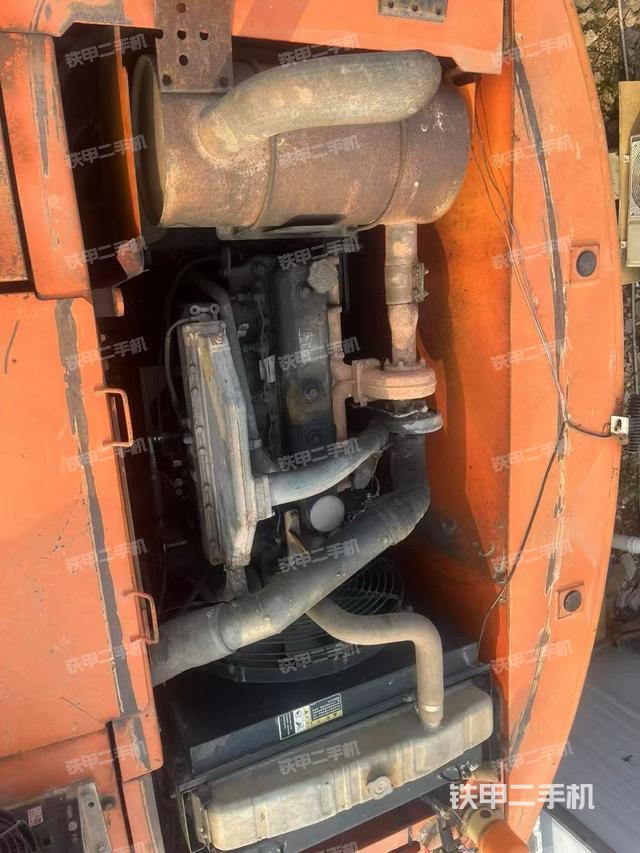 液壓泵艙室正面整體（整機(jī)外觀）