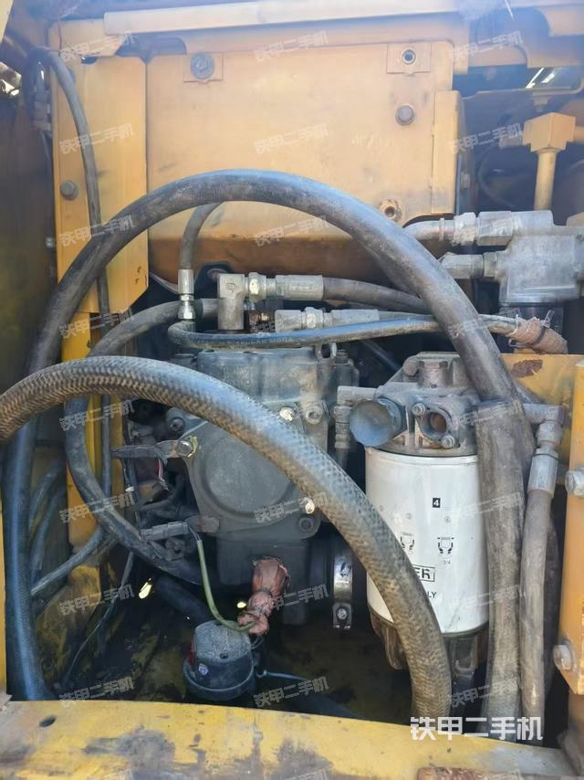 液壓泵艙室正面整體（整機外觀）