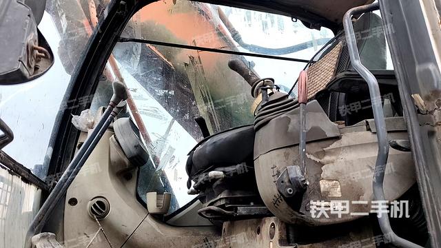 座椅右侧控制台/钥匙门/油门/含右手柄(驾驶室部分) 座椅右侧控制台/钥匙门/油门/含右手柄(驾驶室部分)