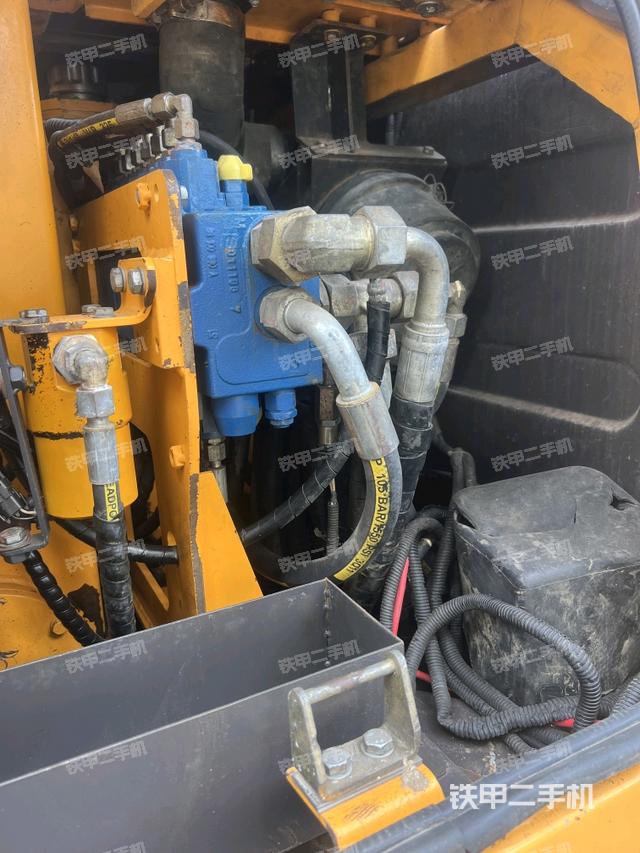 回转马达和主控阀(整机外观) 回转马达和主控阀(整机外观)