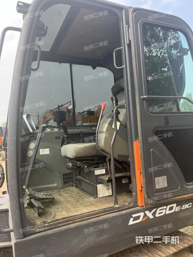 駕駛室整體(整機(jī)外觀) 駕駛室整體(整機(jī)外觀)