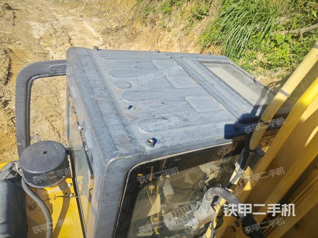 駕駛室頂部(整機(jī)外觀) 駕駛室頂部(整機(jī)外觀)