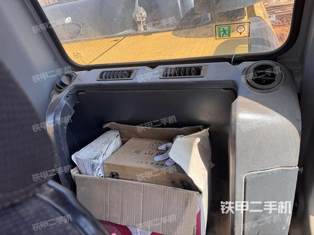 行走控制手柄和踏板?俯拍(駕駛室部分) 行走控制手柄和踏板?俯拍(駕駛室部分)