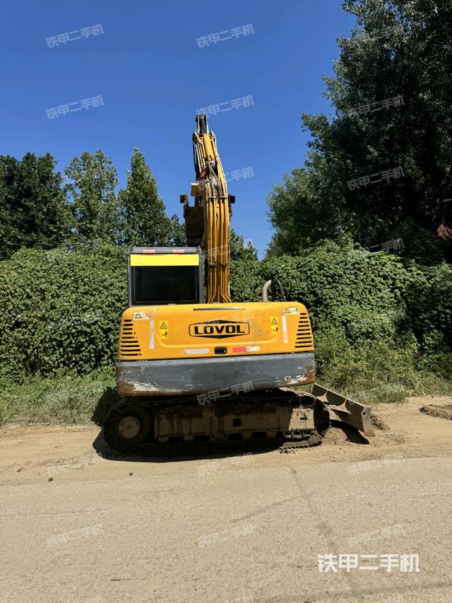 駕駛室頂部(整機(jī)外觀) 駕駛室頂部(整機(jī)外觀)