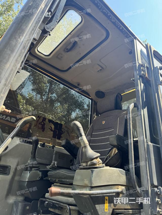 駕駛室整體(整機(jī)外觀) 駕駛室整體(整機(jī)外觀)