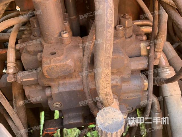 回转马达和主控阀(整机外观) 回转马达和主控阀(整机外观)