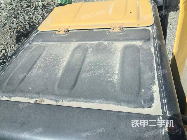 駕駛室頂部(整機(jī)外觀) 駕駛室頂部(整機(jī)外觀)