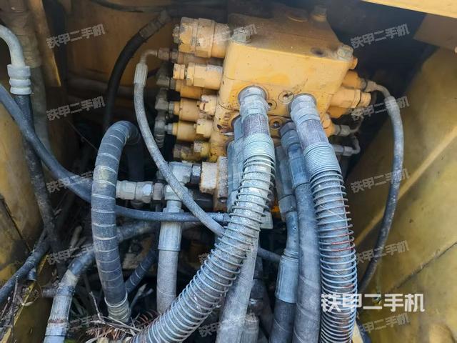 回轉(zhuǎn)馬達和主控閥（整機外觀）