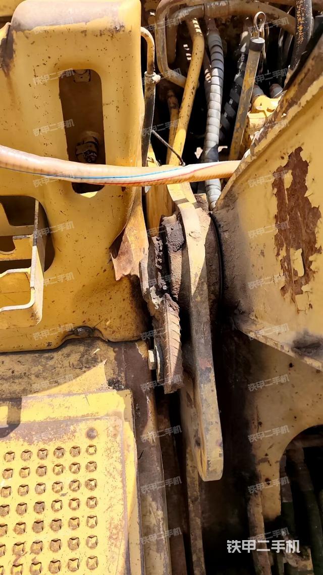 鏟斗右后整體(工作和回轉(zhuǎn)裝置) 鏟斗右后整體(工作和回轉(zhuǎn)裝置)