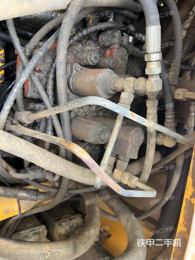 回转马达和主控阀(整机外观) 回转马达和主控阀(整机外观)