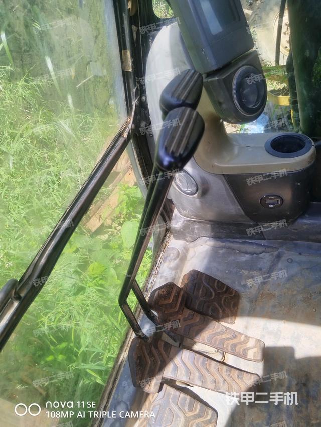 行走控制手柄和踏板 俯拍(驾驶室部分) 行走控制手柄和踏板 俯拍(驾驶室部分)