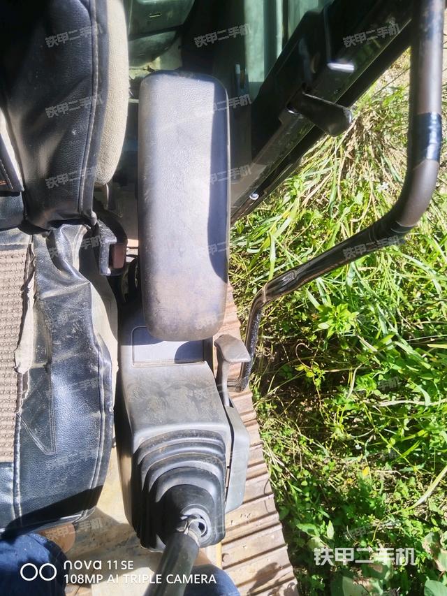 座椅左侧控制台/音响/含左手柄(驾驶室部分) 座椅左侧控制台/音响/含左手柄(驾驶室部分)