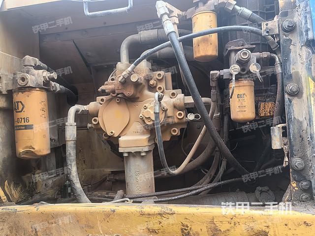 液壓泵艙室正面整體(整機外觀) 液壓泵艙室正面整體(整機外觀)