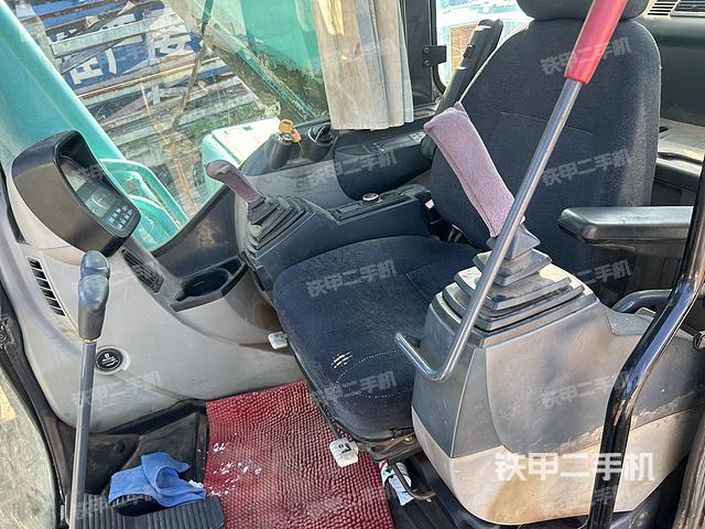 駕駛室整體(整機(jī)外觀) 駕駛室整體(整機(jī)外觀)