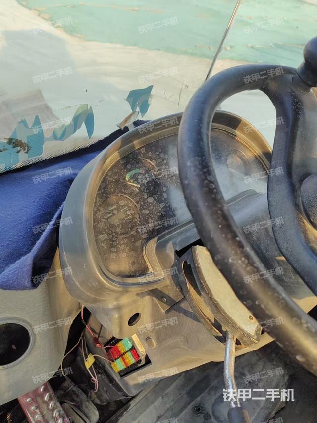 駕駛室工作臺(tái)(整機(jī)外觀及大件) 駕駛室工作臺(tái)(整機(jī)外觀及大件)