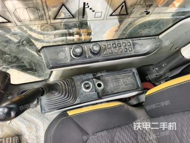 座椅左側(cè)控制臺/音響/含左手柄(駕駛室部分) 座椅左側(cè)控制臺/音響/含左手柄(駕駛室部分)