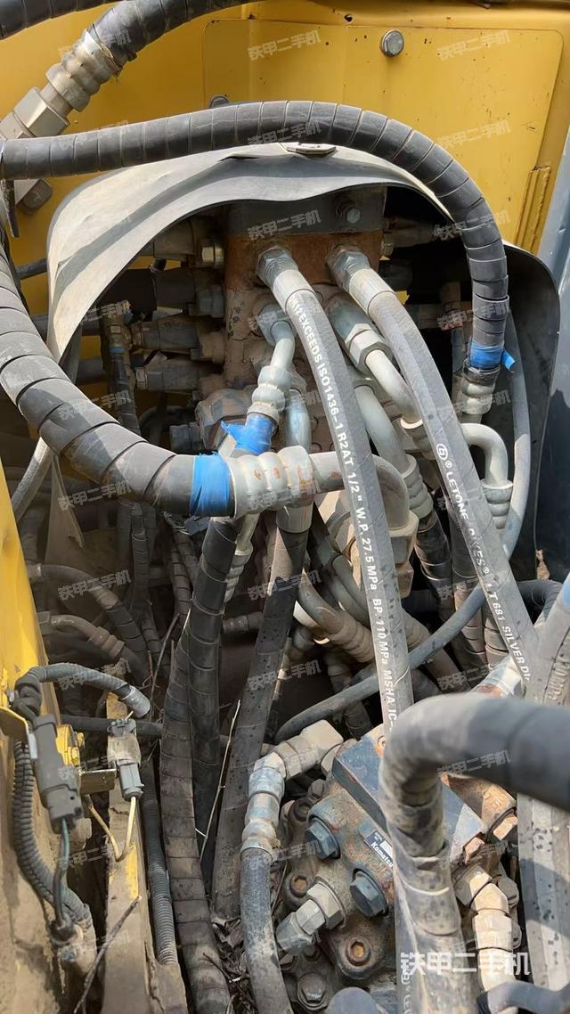 回轉(zhuǎn)馬達(dá)和主控閥(整機(jī)外觀(guān)) 回轉(zhuǎn)馬達(dá)和主控閥(整機(jī)外觀(guān))