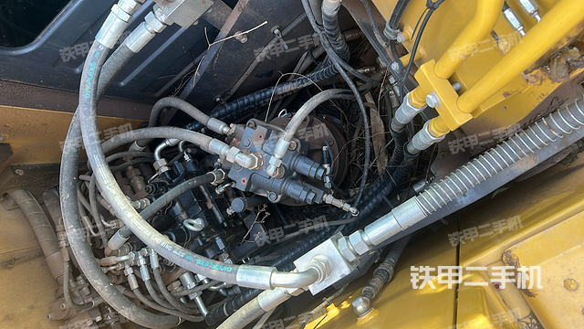 回轉(zhuǎn)馬達(dá)和主控閥(整機(jī)外觀) 回轉(zhuǎn)馬達(dá)和主控閥(整機(jī)外觀)