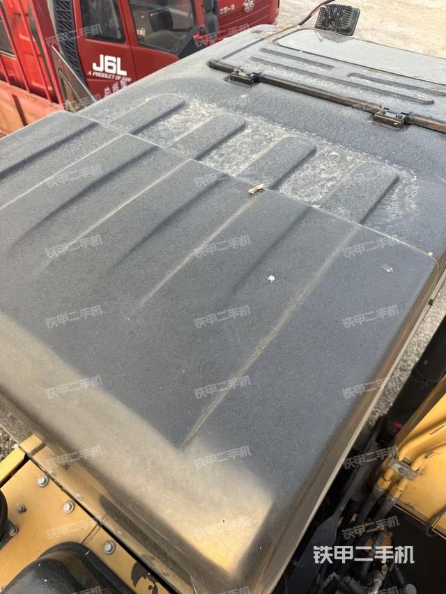 驾驶室顶部(整机外观) 驾驶室顶部(整机外观)