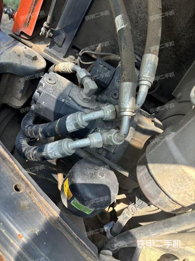 液壓泵艙室正面整體（整機外觀）