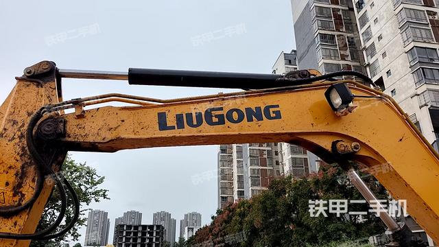 小臂整體左后(工作和回轉裝置) 小臂整體左后(工作和回轉裝置)