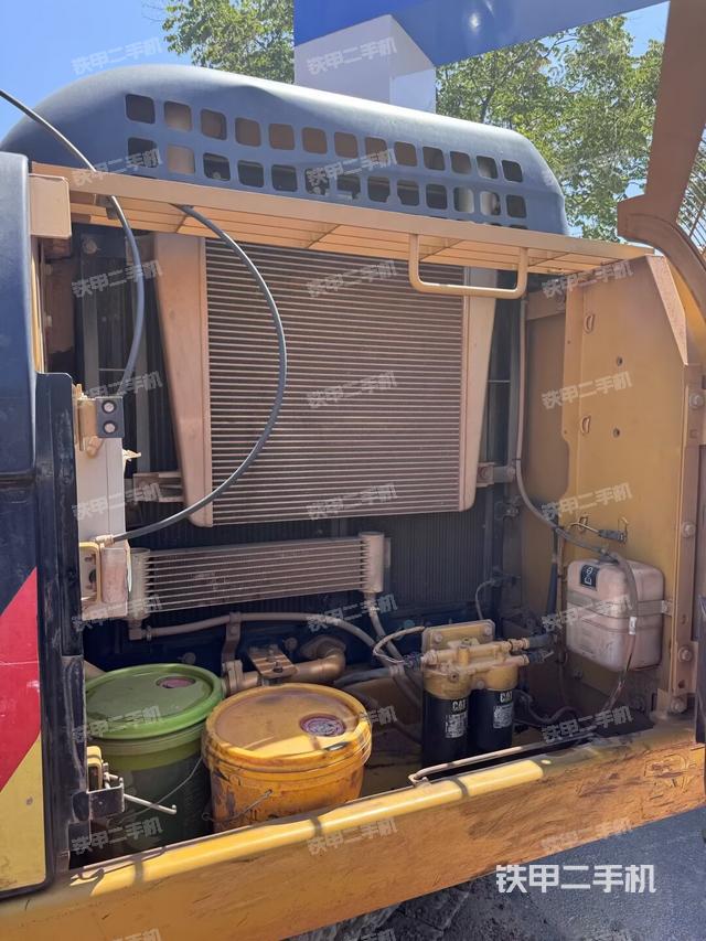 散熱器正面(大件艙室) 散熱器正面(大件艙室)