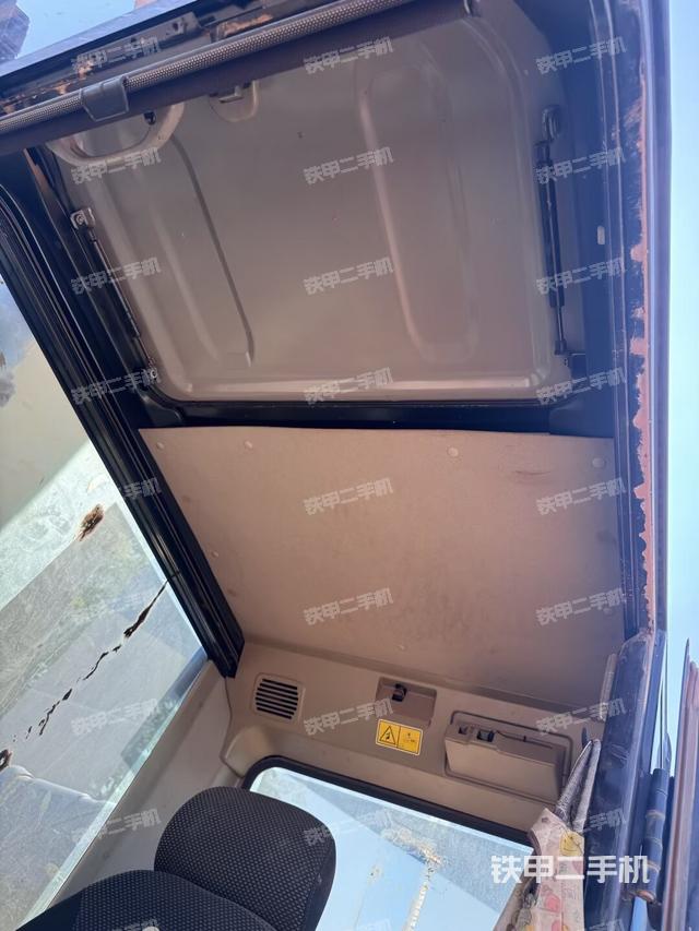 行走控制手柄和踏板?俯拍(駕駛室部分) 行走控制手柄和踏板?俯拍(駕駛室部分)