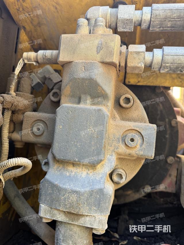 液壓泵艙室正面整體(整機(jī)外觀) 液壓泵艙室正面整體(整機(jī)外觀)