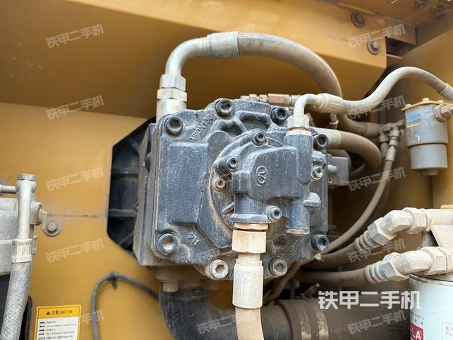 液压泵舱室正面整体（整机外观）