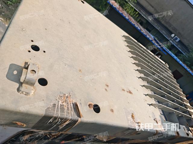 駕駛室頂部（整機外觀）